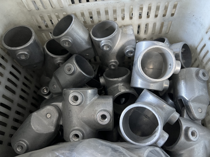 La junta móvil que conecta el perfil